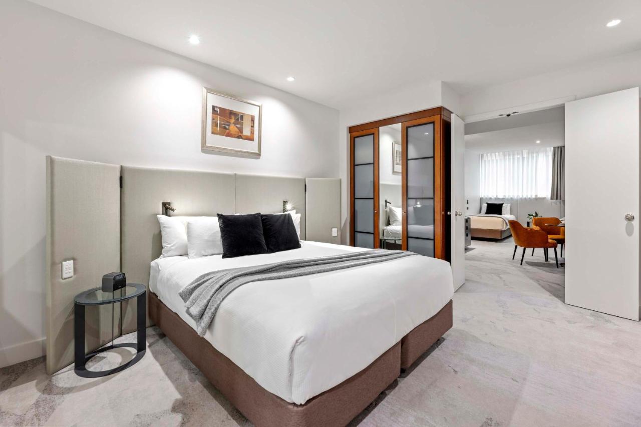 Peppers Waymouth Hotel Adelaide Exterior foto A bedroom at the hotel