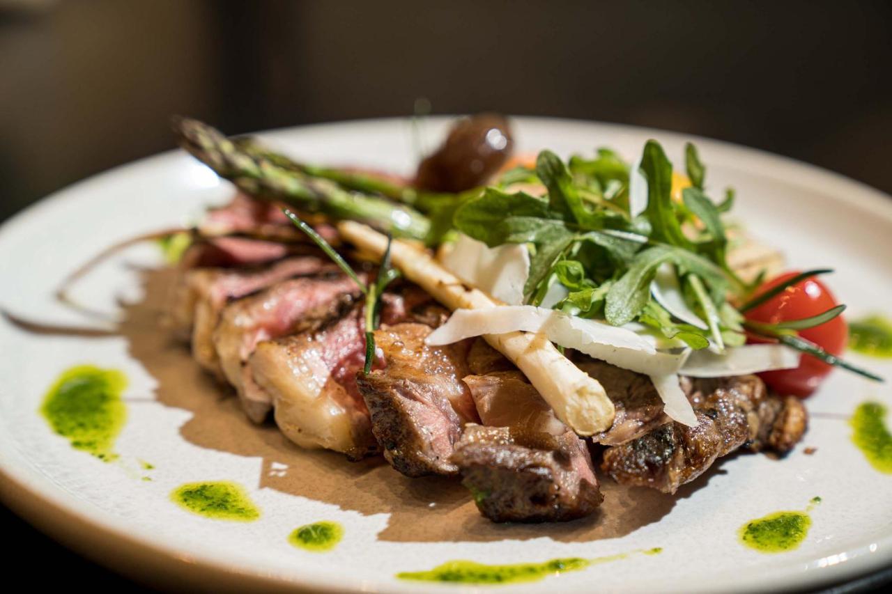 Peppers Waymouth Hotel Adelaide Exterior foto A steak prepared with a balsamic glaze