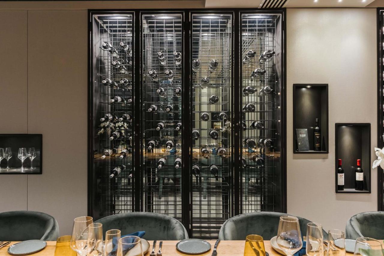 Peppers Waymouth Hotel Adelaide Exterior foto Wine display at the restaurant