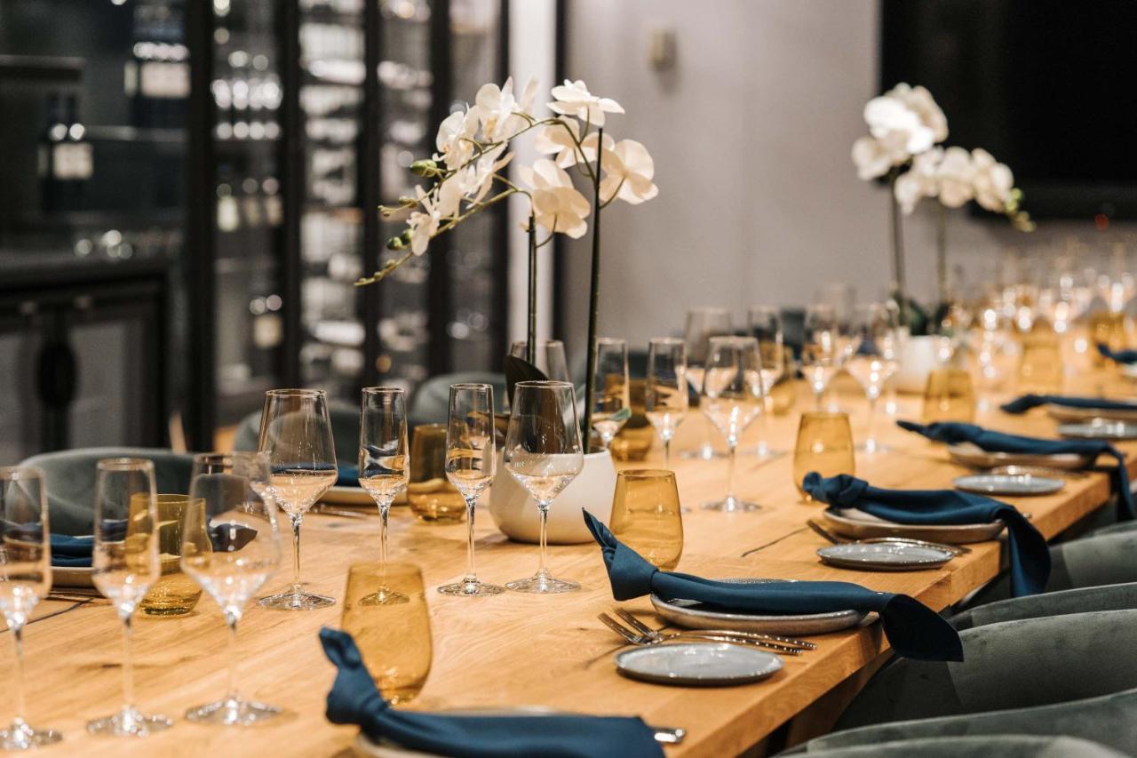 Peppers Waymouth Hotel Adelaide Exterior foto The table at the 2019 World Wine Awards