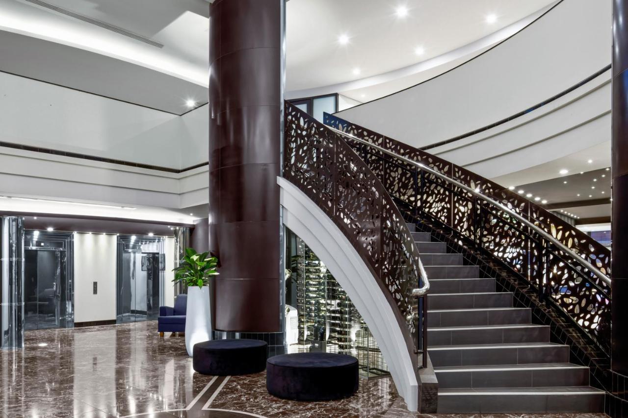 Peppers Waymouth Hotel Adelaide Exterior foto The staircase at the lobby